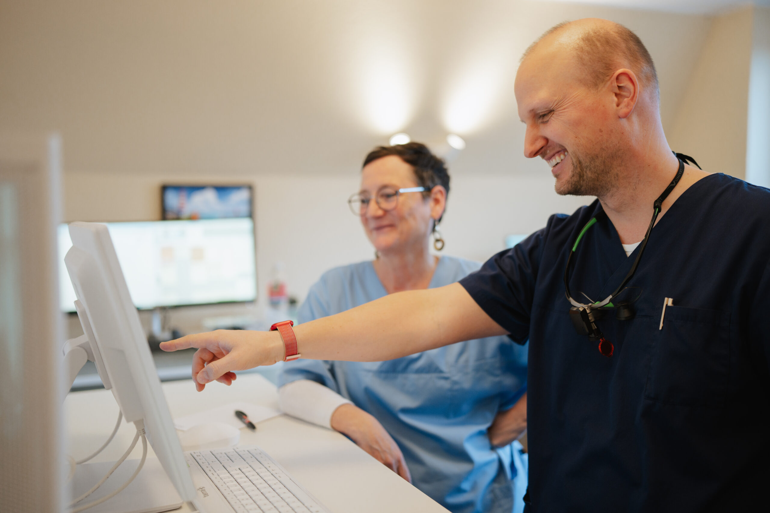 Karl Seelbach im Gespräch mit einer Patientin